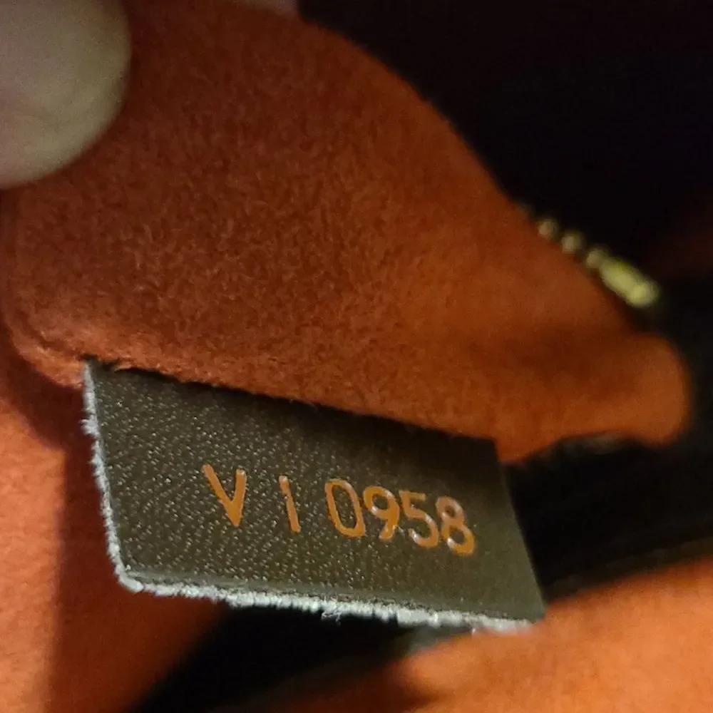 💯 Authentic Damier Louis Vuitton Brera 🍀